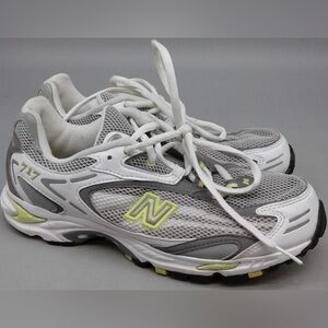 New Balance Women's White & Grey Athletic Sneakers SZ 8